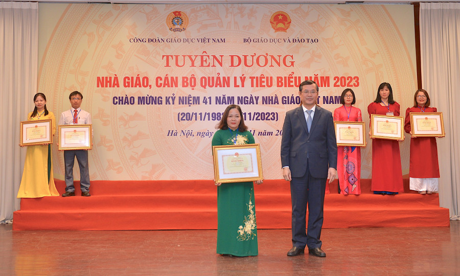 Thứ trưởng Bộ GD-ĐT Nguyễn Văn Phúc trao tặng bằng khen của Bộ trưởng Bộ GD-ĐT cho cô Phan Thị Khánh-giáo viên Trường Tiểu học và THCS Nguyễn Chí Thanh (xã Ia Bă, huyện Ia Grai). Ảnh: NVCC Thứ trưởng Bộ GD-ĐT Nguyễn Văn Phúc trao tặng bằng khen của Bộ trưởng Bộ GD-ĐT cho cô Phan Thị Khánh-giáo viên Trường Tiểu học và THCS Nguyễn Chí Thanh (xã Ia Bă, huyện Ia Grai). Ảnh: NVCC