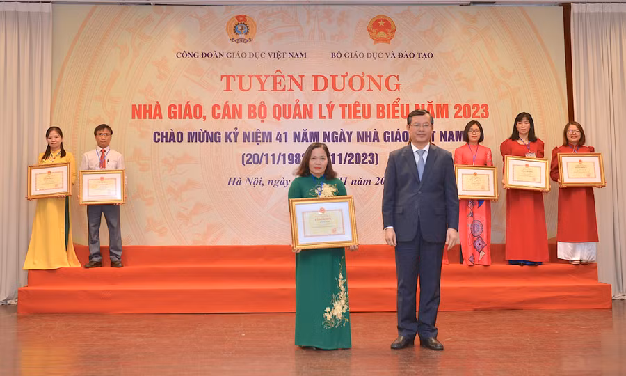 Thứ trưởng Bộ GD-ĐT Nguyễn Văn Phúc trao tặng bằng khen của Bộ trưởng Bộ GD-ĐT cho cô Phan Thị Khánh-giáo viên Trường Tiểu học và THCS Nguyễn Chí Thanh (xã Ia Bă, huyện Ia Grai). Ảnh: NVCC