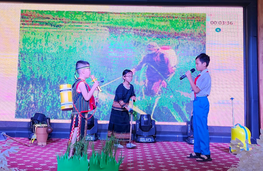 Thí sinh thể hiện phần thi tài năng sử dụng tiếng Anh dưới hình thức diễn kịch. Ảnh: Mộc Trà Thí sinh thể hiện phần thi tài năng sử dụng tiếng Anh dưới hình thức diễn kịch. Ảnh: Mộc Trà