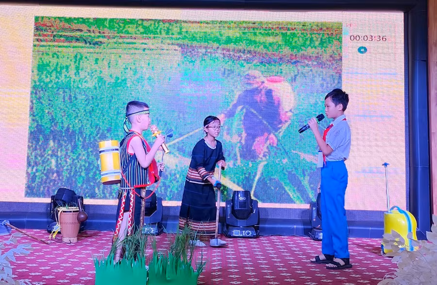 Thí sinh thể hiện phần thi tài năng sử dụng tiếng Anh dưới hình thức diễn kịch. Ảnh: Mộc Trà