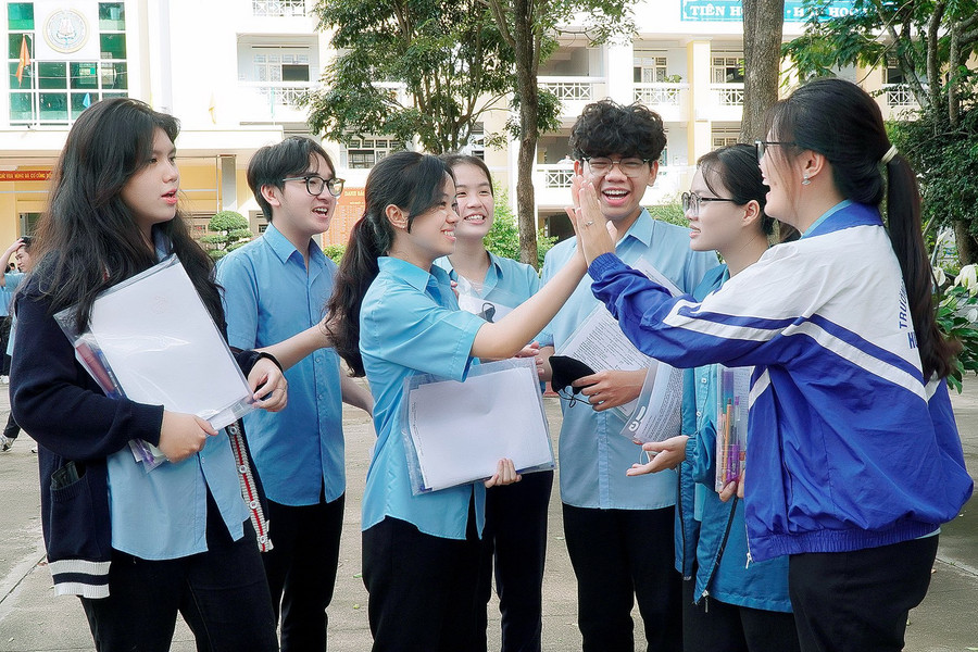 Thí sinh Gia Lai khép lại kỳ “vượt vũ môn” với những nụ cười sau bài thi Ngoại ngữ. Ảnh: Đ.T Thí sinh Gia Lai khép lại kỳ “vượt vũ môn” với những nụ cười sau bài thi Ngoại ngữ. Ảnh: Đ.T