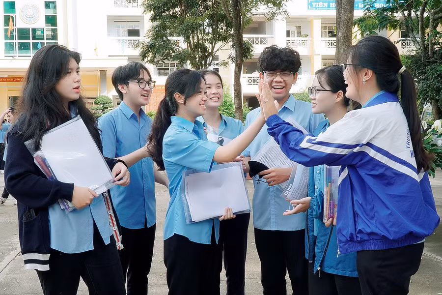 Thí sinh Gia Lai khép lại kỳ “vượt vũ môn” với những nụ cười sau bài thi Ngoại ngữ. Ảnh: Đ.T Thí sinh Gia Lai khép lại kỳ “vượt vũ môn” với những nụ cười sau bài thi Ngoại ngữ. Ảnh: Đ.T