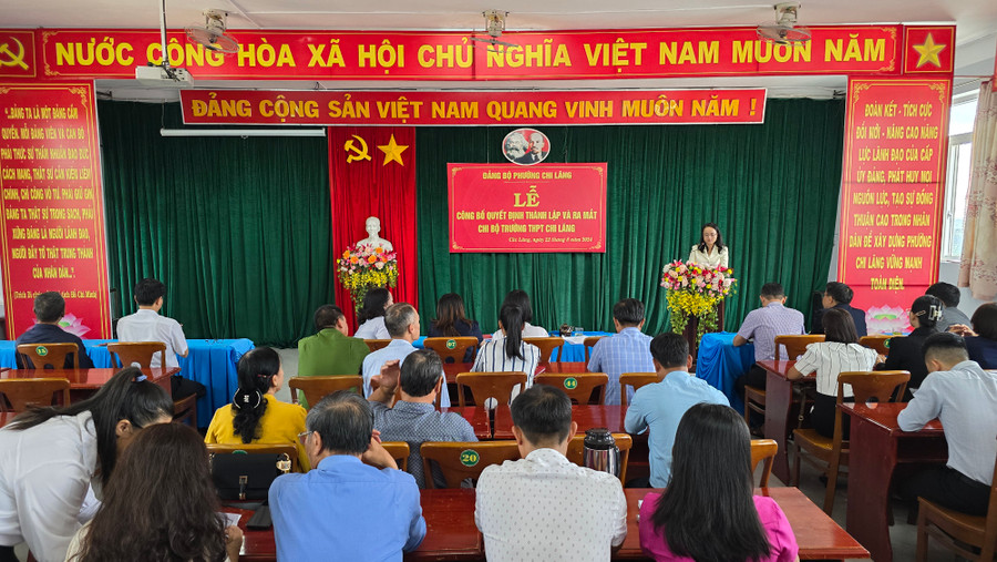 Quang cảnh lễ công bố quyết định thành lập và ra mắt Chi bộ Trường THPT Chi Lăng. Ảnh: B.B Quang cảnh lễ công bố quyết định thành lập và ra mắt Chi bộ Trường THPT Chi Lăng. Ảnh: B.B