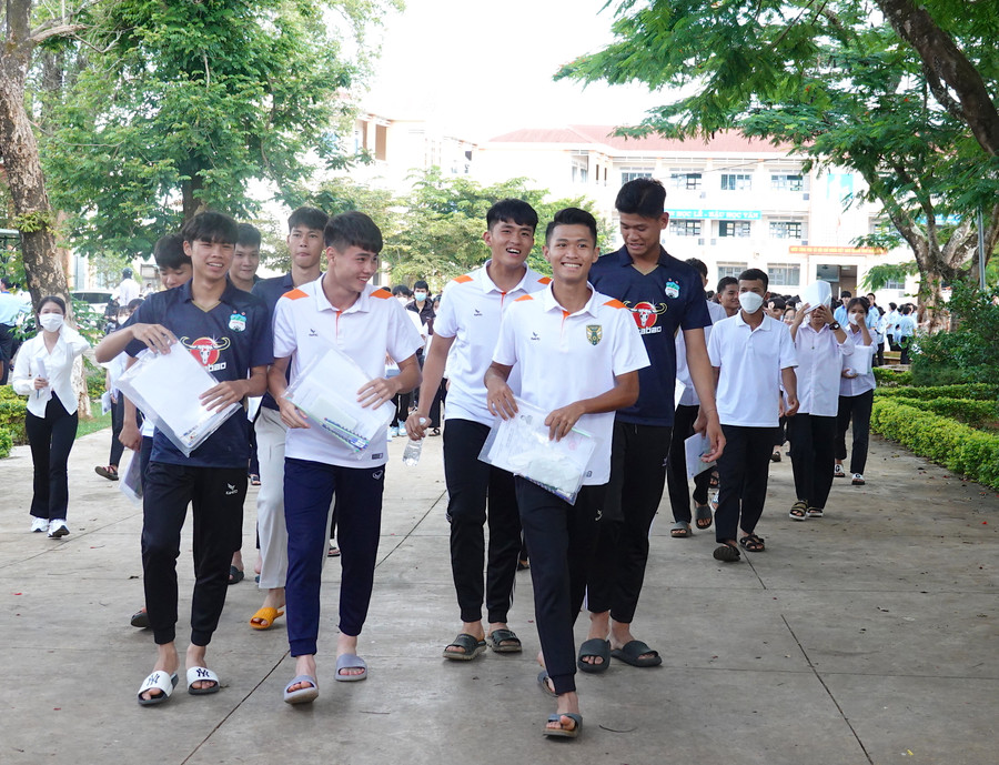 Thí sinh Gia Lai phấn khởi rời điểm thi tại kỳ thi tốt nghiệp THPT năm 2023. Ảnh: Mộc Trà