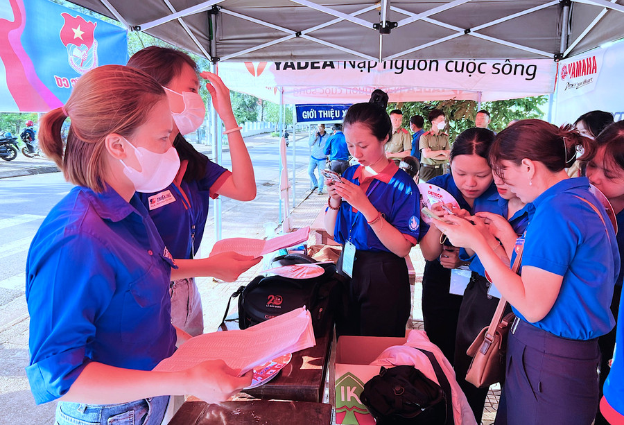Các tình nguyện viên tại điểm thi Trường THPT Lê Hoàn (huyện Đức Cơ) đang liên lạc với các thí sinh chưa đến điểm thi. Ảnh: Phan Lài
