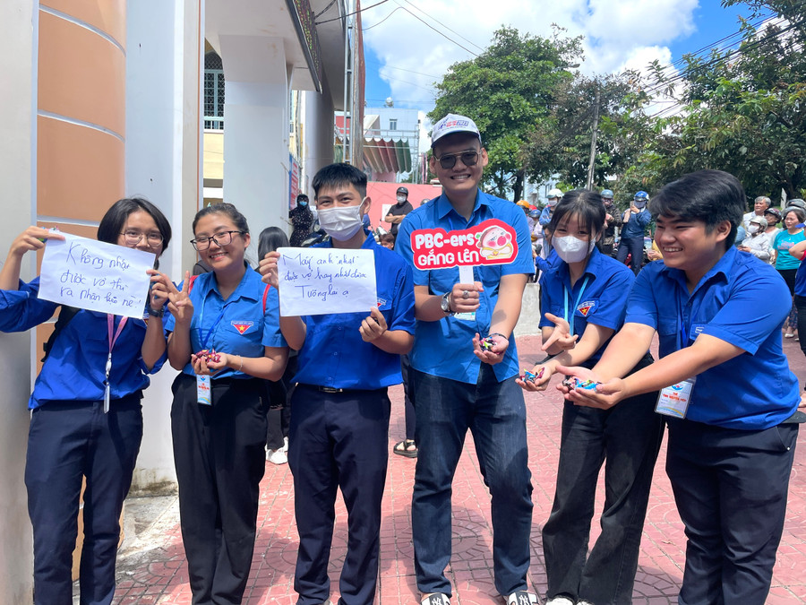 Các tình nguyện viên tại điểm thi Trường THPT Phan Bội Châu (TP. Pleiku) động viên tinh thần sĩ tử sau buổi thi môn Ngữ văn. Ảnh: Lam Nguyên Các tình nguyện viên tại điểm thi Trường THPT Phan Bội Châu (TP. Pleiku) động viên tinh thần sĩ tử sau buổi thi môn Ngữ văn. Ảnh: Lam Nguyên