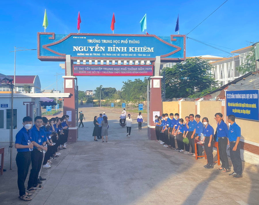 Các tình nguyện viên sẵn sàng hỗ trợ thí sinh tại điểm thi Trường THPT Nguyễn Bỉnh Khiêm (huyện Chư Sê). Ảnh: Ngọc Sang