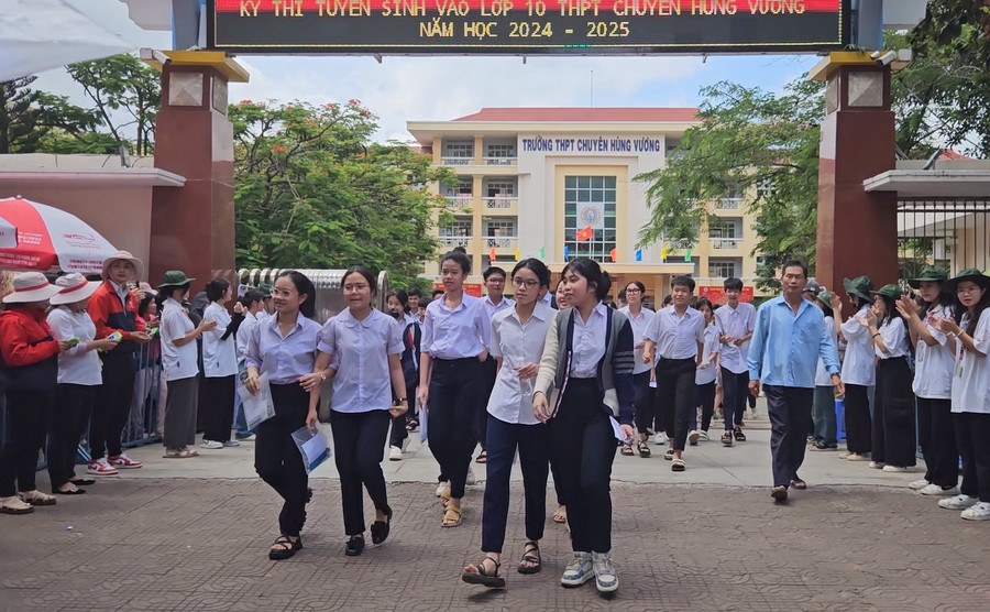 Thí sinh ra về sau khi hoàn thành bài thi môn Ngữ văn (chuyên) vào sáng 8-6. Ảnh: Ngọc Duy