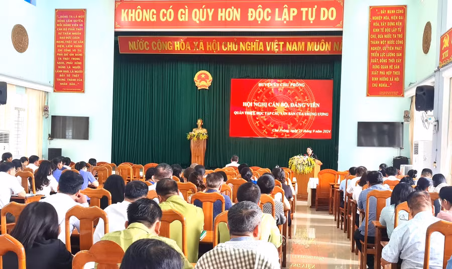 Quang cảnh hội nghị cán bộ, đảng viên học tập, quán triệt các văn bản của Đảng do Huyện ủy Chư Prông tổ chức. Ảnh: K.L