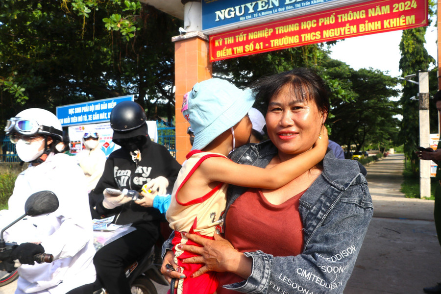 Chị Nguyễn Thị Loan (thôn Trạm Lập, xã Sơn Lang, huyện Kbang) cùng người con út đến đón con đi thi. Ảnh: Ngọc Minh Chị Nguyễn Thị Loan (thôn Trạm Lập, xã Sơn Lang, huyện Kbang) cùng người con út đến đón con đi thi. Ảnh: Ngọc Minh