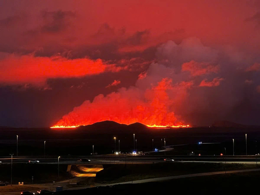 Dòng dung nham nóng rực với sắc đỏ cam sáng bật trên bầu trời đêm ở bán đảo Reykjanes. Ảnh: Reuters/Nguồn: nhandan.vn