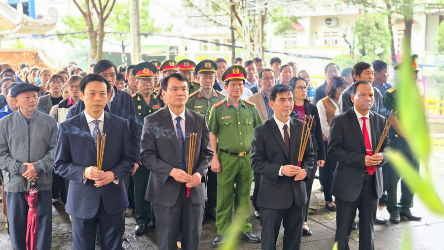 Các đồng chí lãnh đạo TP. Pleiku dâng hương, viếng liệt sĩ tại Di tích Lịch sử-Văn hóa Nhà lao Pleiku. Ảnh: B.B Các đồng chí lãnh đạo TP. Pleiku dâng hương, viếng liệt sĩ tại Di tích Lịch sử-Văn hóa Nhà lao Pleiku. Ảnh: B.B