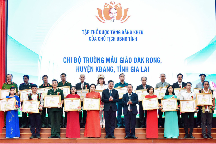 Tuyên dương 21 tập thể có thành tích xuất sắc trong học tập và làm theo tư tưởng, đạo đức, phong cách Hồ Chí Minh từ năm 2021 đến năm 2024. Ảnh: Đ.T