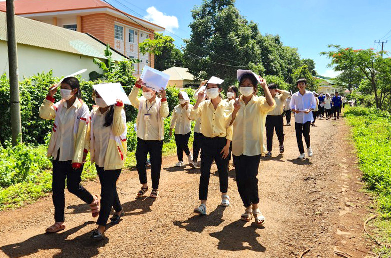 Đa số thí sinh tại điểm thi Trường THPT Nguyễn Thái Học (huyện Chư Pưh) nhận định đề thi Ngữ văn năm nay khá bất ngờ. Ảnh: Ngọc Sang Đa số thí sinh tại điểm thi Trường THPT Nguyễn Thái Học (huyện Chư Pưh) nhận định đề thi Ngữ văn năm nay khá bất ngờ. Ảnh: Ngọc Sang