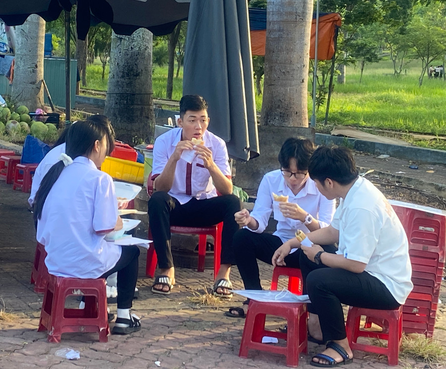 Các thí sinh tại huyện Kbang ăn vội bữa sáng trước khi bước vào môn thi Ngữ văn. Ảnh: Ngọc Minh