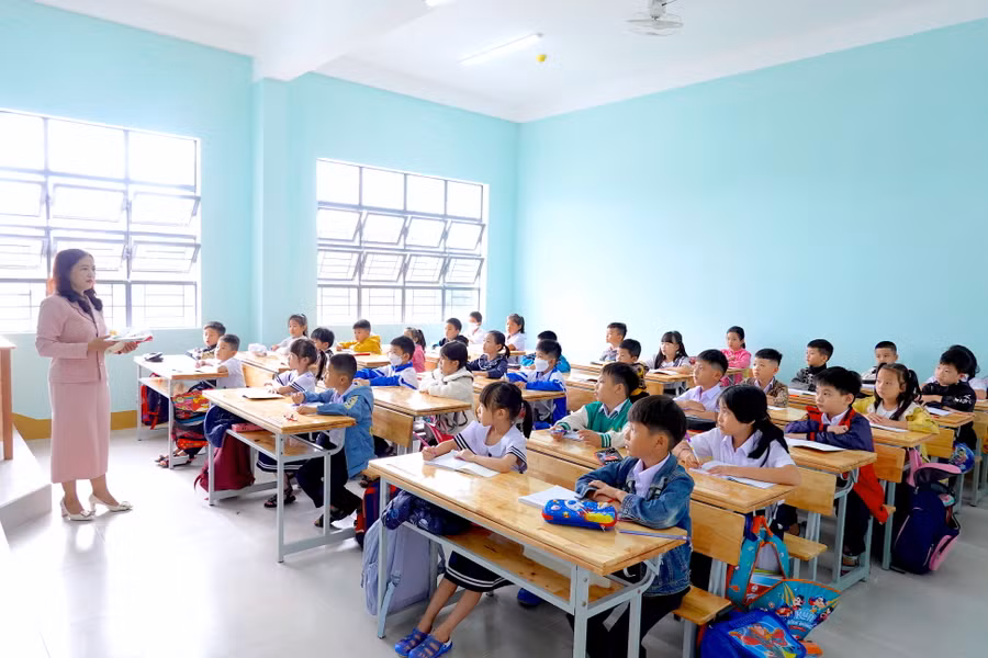 Học sinh lớp 2 của Trường Tiểu học Nguyễn Thị Minh Khai (phường Hội Phú, TP. Pleiku) phấn khởi tựu trường tại lớp học mới ở cơ sở 1. Ảnh: Mộc Trà Học sinh lớp 2 của Trường Tiểu học Nguyễn Thị Minh Khai (phường Hội Phú, TP. Pleiku) phấn khởi tựu trường tại lớp học mới ở cơ sở 1. Ảnh: Mộc Trà