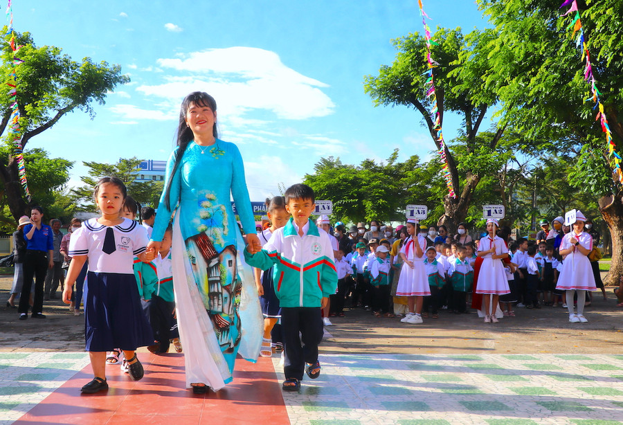 Giáo viên Trường Tiểu học Ngô Mây (phường An Phú, thị xã An Khê) ân cần đón các em học sinh lớp 1 vào lớp. Ảnh: Ngọc Minh