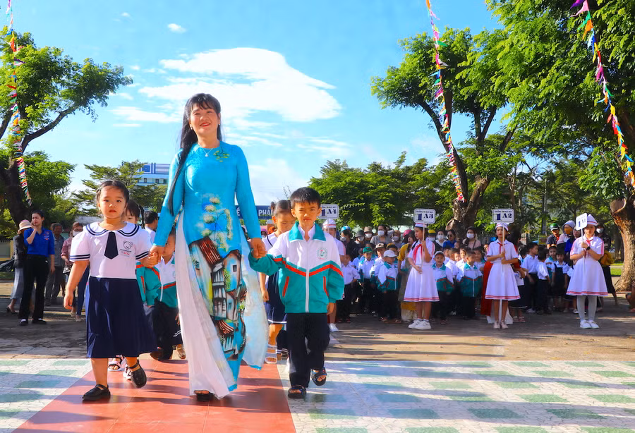 Giáo viên Trường Tiểu học Ngô Mây (phường An Phú, thị xã An Khê) ân cần đón các em học sinh lớp 1 vào lớp. Ảnh: Ngọc Minh