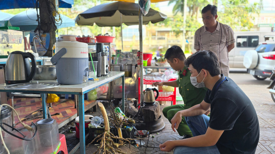 Đoàn kiểm tra các sơ sở kinh doanh dịch vụ ăn uống quanh khu vực Bệnh viện Đa khoa tỉnh Gia Lai. Ảnh: B.B Đoàn kiểm tra các sơ sở kinh doanh dịch vụ ăn uống quanh khu vực Bệnh viện Đa khoa tỉnh Gia Lai. Ảnh: B.B