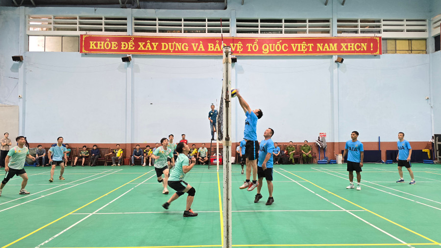 Trận đấu khai mạc Giải bóng chuyền truyền thống Công an TP. Pleiku lần thứ IX. Ảnh: B.B