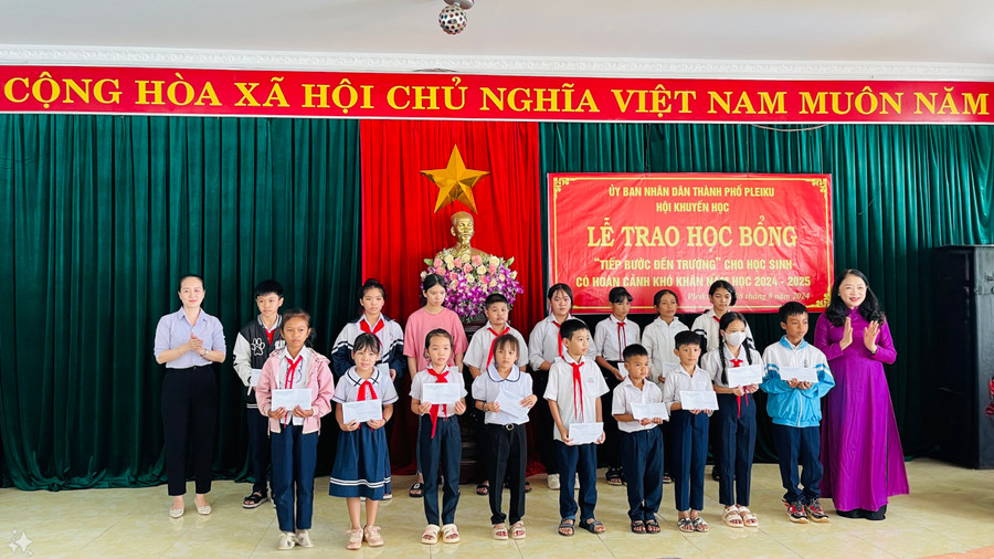 Hội Khuyến học TP. Pleiku trao học bổng "Tiếp bước đến trường" cho học sinh khó khăn. Ảnh: B.B Hội Khuyến học TP. Pleiku trao học bổng "Tiếp bước đến trường" cho học sinh khó khăn. Ảnh: B.B