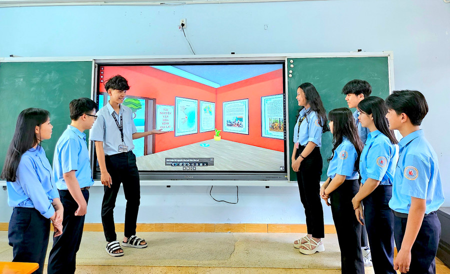 Hai em Đỗ Huy Thịnh và Nguyễn Công Trường An (thứ 2 và 3 từ trái sang) giới thiệu mô hình bảo tàng ảo đến học sinh Trường THPT chuyên Hùng Vương. Ảnh: Mộc Trà Hai em Đỗ Huy Thịnh và Nguyễn Công Trường An (thứ 2 và 3 từ trái sang) giới thiệu mô hình bảo tàng ảo đến học sinh Trường THPT chuyên Hùng Vương. Ảnh: Mộc Trà