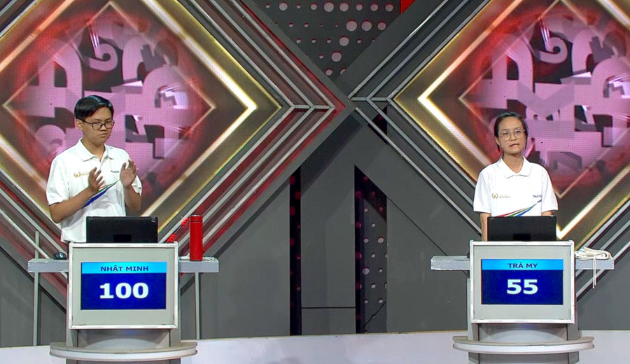 Với việc trả lời nhanh và chính xác từ khóa của phần thi &quot;Vượt chướng ngại vật&quot;, Nhật Minh đã vươn lên dẫn đầu “đoàn leo núi” với 100 điểm. Ảnh: VTV cung cấp