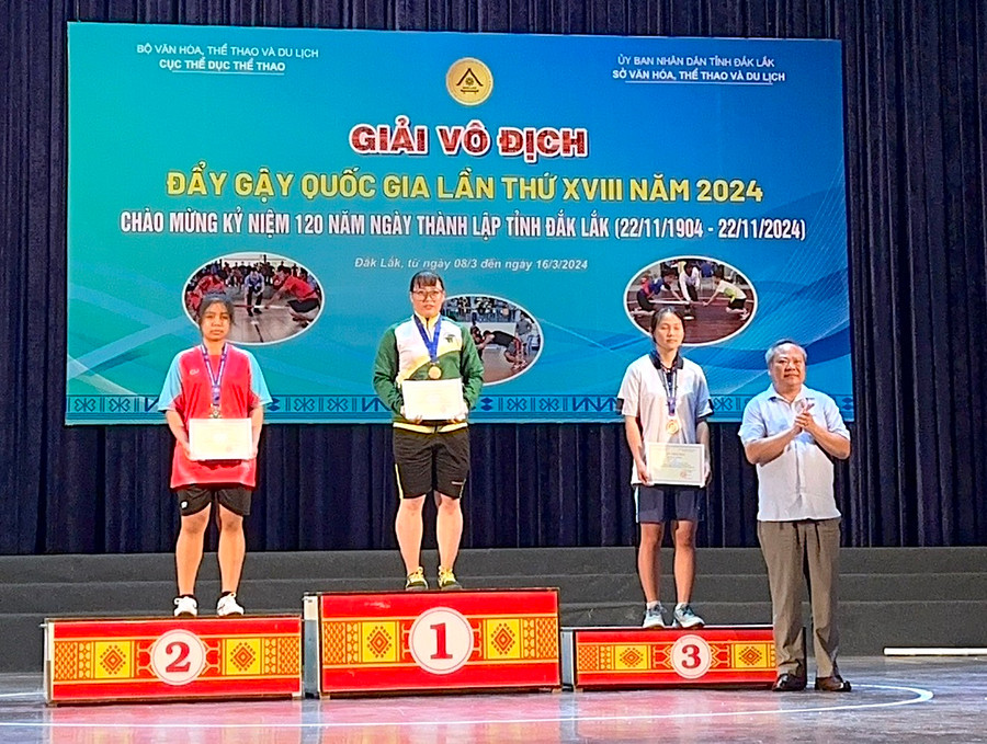 Vận động viên Hăn (bìa trái; đoàn Gia Lai) đạt huy chương bạc Đẩy gậy ở hạng cân 75 kg nữ. Ảnh: Trường Phong