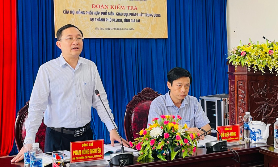 Ông Phan Hồng Nguyên-Phó Cục trưởng Cục PBGDPL (Bộ Tư pháp) phát biểu tại buổi làm việc với TP. Pleiku. Ảnh: B.B