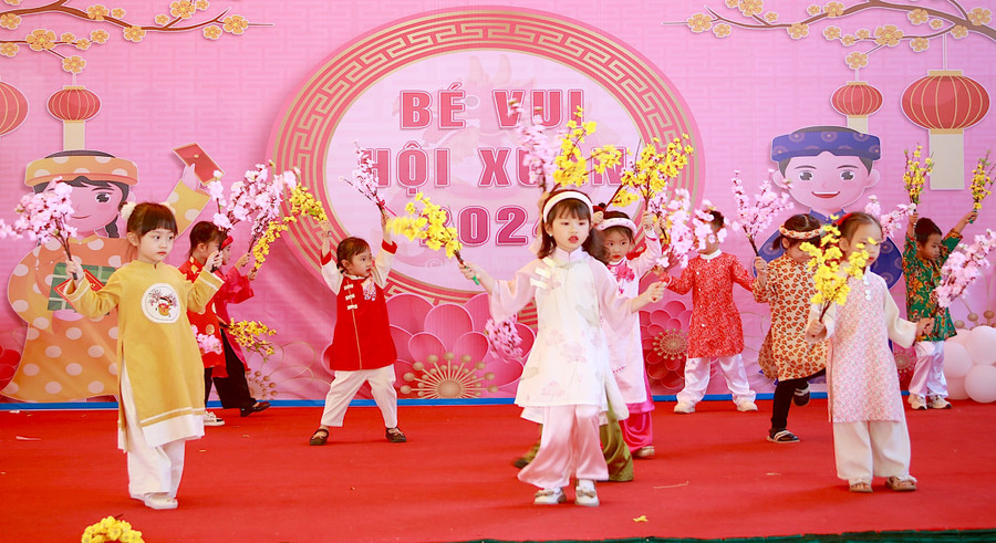 Chương trình ca nhạc chào xuân cũng được cô-trò chuẩn bị với nhiều tiết mục đặc sắc và hấp dẫn, mang hơi thở mùa xuân tươi mới vào trường học như: Ngày xuân long phụng sum vầy, chào xuân Tây Nguyên, Tết bình yên, Cả nhà vui đón Tết, Nụ cười xuân, Chúc Tết mọi nhà, Xuân đã về… Chương trình ca nhạc chào xuân cũng được cô-trò chuẩn bị với nhiều tiết mục đặc sắc và hấp dẫn, mang hơi thở mùa xuân tươi mới vào trường học như: Ngày xuân long phụng sum vầy, chào xuân Tây Nguyên, Tết bình yên, Cả nhà vui đón Tết, Nụ cười xuân, Chúc Tết mọi nhà, Xuân đã về…