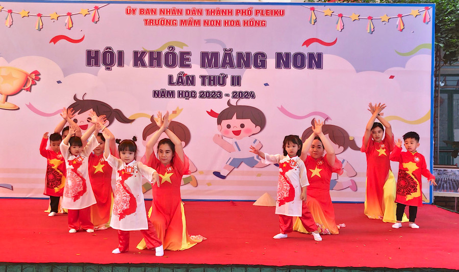 Phần thi Chào hỏi có sự góp mặt của các bậc phụ huynh, tạo sự gắn kết và thêm màu sắc cho Hội khỏe măng non. Ảnh: Mộc Trà Phần thi Chào hỏi có sự góp mặt của các bậc phụ huynh, tạo sự gắn kết và thêm màu sắc cho Hội khỏe măng non. Ảnh: Mộc Trà