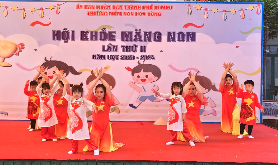 Phần thi Chào hỏi có sự góp mặt của các bậc phụ huynh, tạo sự gắn kết và thêm màu sắc cho Hội khỏe măng non. Ảnh: Mộc Trà