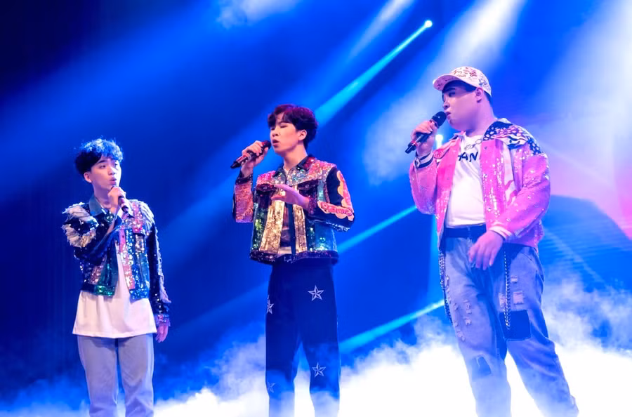 Phần thi trình diễn nhóm của Nguyễn Quốc Thắng tại đêm chung kết đã đạt giải Nhóm thí sinh có phần kết hợp biểu diễn ấn tượng nhất Sing Out Loud 2023. Ảnh: NVCC