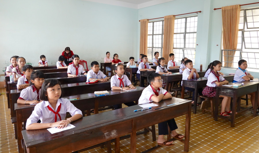 Ở vòng cơ sở, thí sinh làm bài thi tiếng Anh với các kỹ năng nghe, đọc, viết trên giấy theo chuẩn năng lực ngôn ngữ ở từng cấp học của khung năng lực ngôn ngữ 6 bậc dùng cho Việt Nam. Ảnh: Mộc Trà