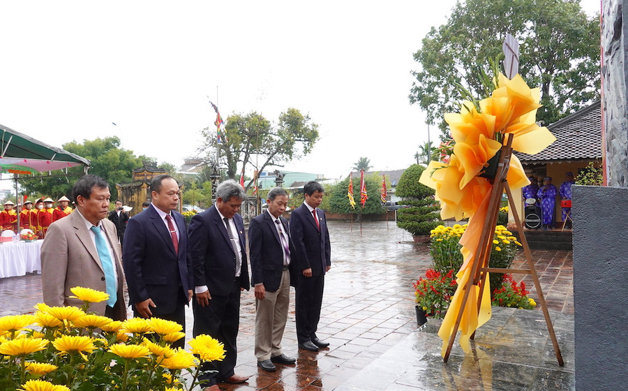 Các đồng chí lãnh đạo tỉnh dâng hoa tưởng nhớ trước Tượng đài Hoàng đế Quang Trung-Nguyễn Huệ. Ảnh: Mộc Trà
