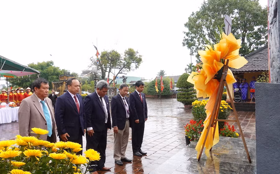 Các đồng chí lãnh đạo tỉnh dâng hoa tưởng nhớ trước Tượng đài Hoàng đế Quang Trung-Nguyễn Huệ. Ảnh: Mộc Trà Các đồng chí lãnh đạo tỉnh dâng hoa tưởng nhớ trước Tượng đài Hoàng đế Quang Trung-Nguyễn Huệ. Ảnh: Mộc Trà