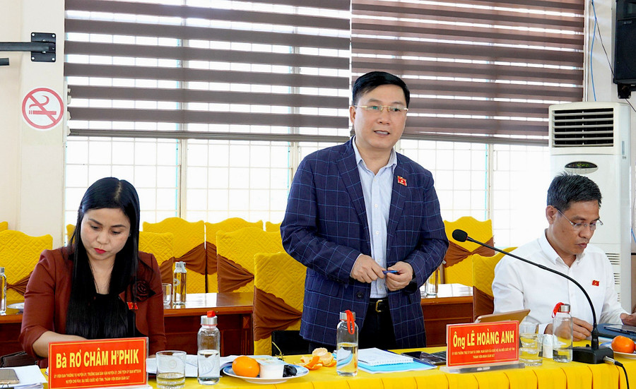 Ông Lê Hoàng Anh-Ủy viên Thường trực Ủy ban Tài chính-Ngân sách của Quốc hội, đại biểu Quốc hội tỉnh, thành viên Đoàn giám sát phát biểu tại buổi làm việc. Ảnh: Mộc Trà Ông Lê Hoàng Anh-Ủy viên Thường trực Ủy ban Tài chính-Ngân sách của Quốc hội, đại biểu Quốc hội tỉnh, thành viên Đoàn giám sát phát biểu tại buổi làm việc. Ảnh: Mộc Trà