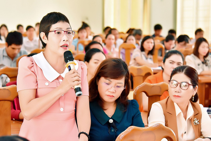 Cử tri tham gia ý kiến tại hội nghị. Ảnh: Đ.T