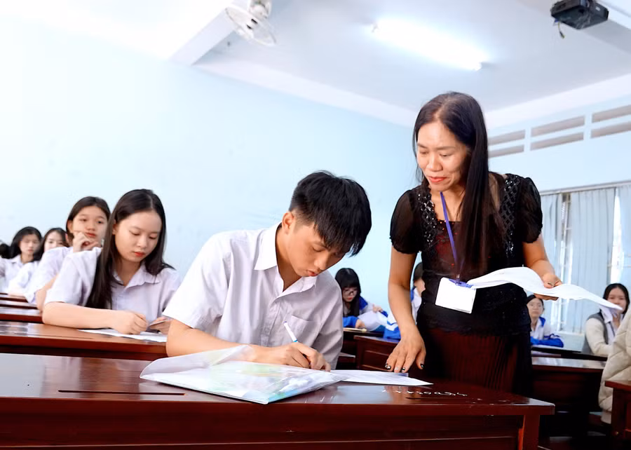 Cán bộ coi thi hướng dẫn thí sinh kiểm tra lại thông tin trên thẻ dự thi. Ảnh: Mộc Trà Cán bộ coi thi hướng dẫn thí sinh kiểm tra lại thông tin trên thẻ dự thi. Ảnh: Mộc Trà