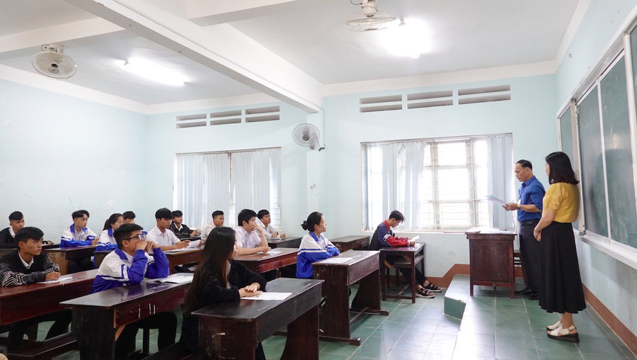 Thí sinh điểm thi Trường THPT Lê Lợi (TP. Pleiku) nghe phổ biến quy chế thi kỳ thi tốt nghiệp THPT năm 2024. Ảnh: Mộc Trà