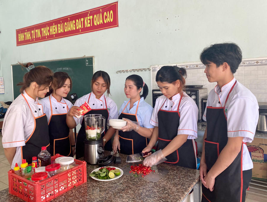 Một tiết thực hành của sinh viên Khoa Nghiệp vụ-Du lịch (Trường Cao đẳng Gia Lai). Ảnh: Mộc Trà Một tiết thực hành của sinh viên Khoa Nghiệp vụ-Du lịch (Trường Cao đẳng Gia Lai). Ảnh: Mộc Trà