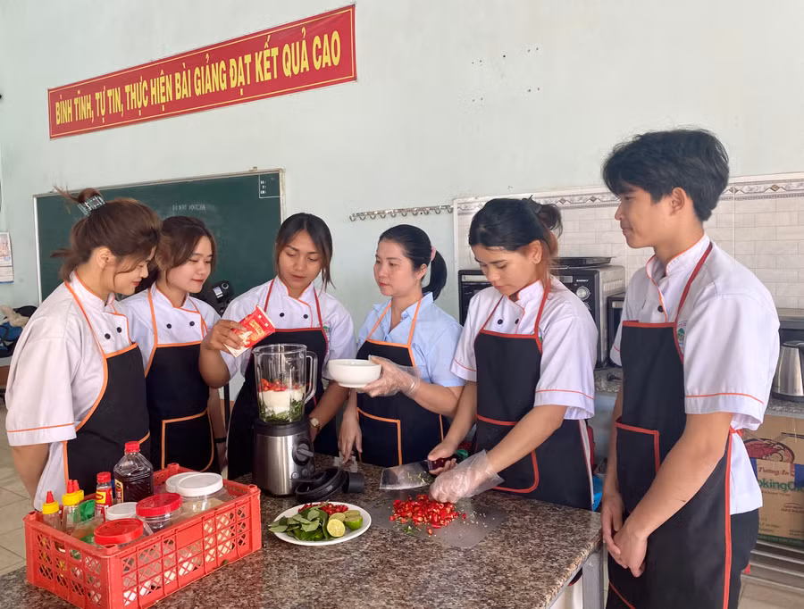 Một tiết thực hành của sinh viên Khoa Nghiệp vụ-Du lịch (Trường Cao đẳng Gia Lai). Ảnh: Mộc Trà