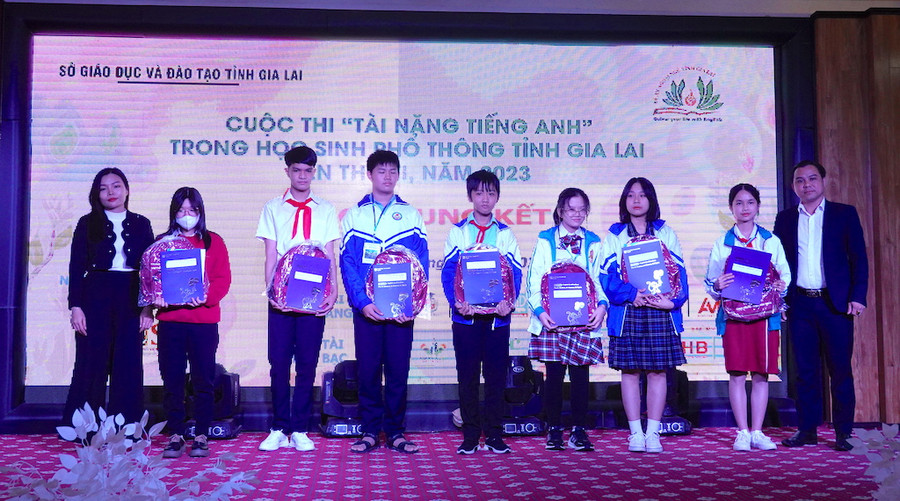 Các thí sinh lọt vào vòng bán kết cuộc thi "Tài năng tiếng Anh" bảng THCS nhận Giấy Chứng nhận tham gia bài thi đánh giá năng lực PET và quà tặng của các đơn vị tài trợ. Ảnh: Mộc Trà Các thí sinh lọt vào vòng bán kết cuộc thi "Tài năng tiếng Anh" bảng THCS nhận Giấy Chứng nhận tham gia bài thi đánh giá năng lực PET và quà tặng của các đơn vị tài trợ. Ảnh: Mộc Trà