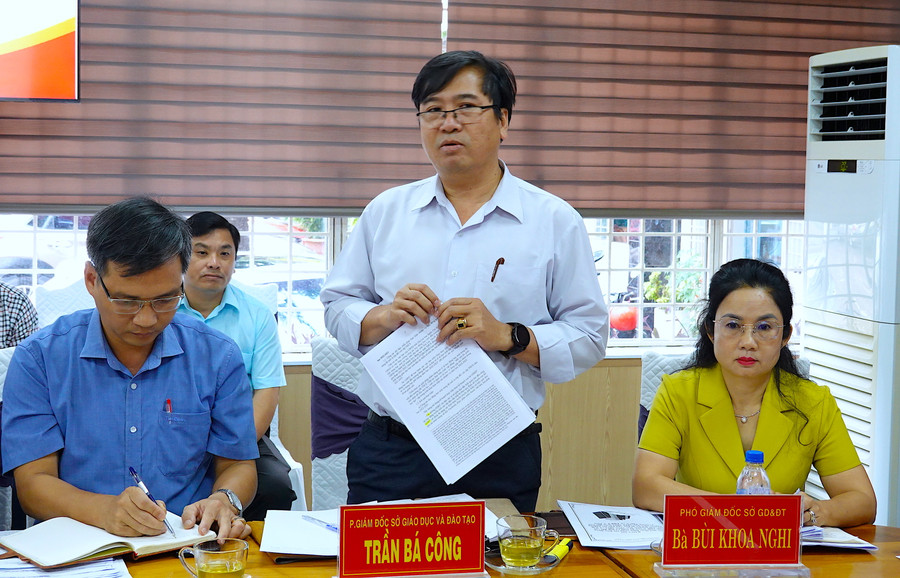 Phó Giám đốc Sở GD-ĐT Trần Bá Công báo cáo những kết quả mà ngành GD-ĐT đã đạt được theo nội dung Đoàn giám sát của Ban Văn hóa-Xã hội HĐND tỉnh yêu cầu. Ảnh: Mộc Trà Phó Giám đốc Sở GD-ĐT Trần Bá Công báo cáo những kết quả mà ngành GD-ĐT đã đạt được theo nội dung Đoàn giám sát của Ban Văn hóa-Xã hội HĐND tỉnh yêu cầu. Ảnh: Mộc Trà