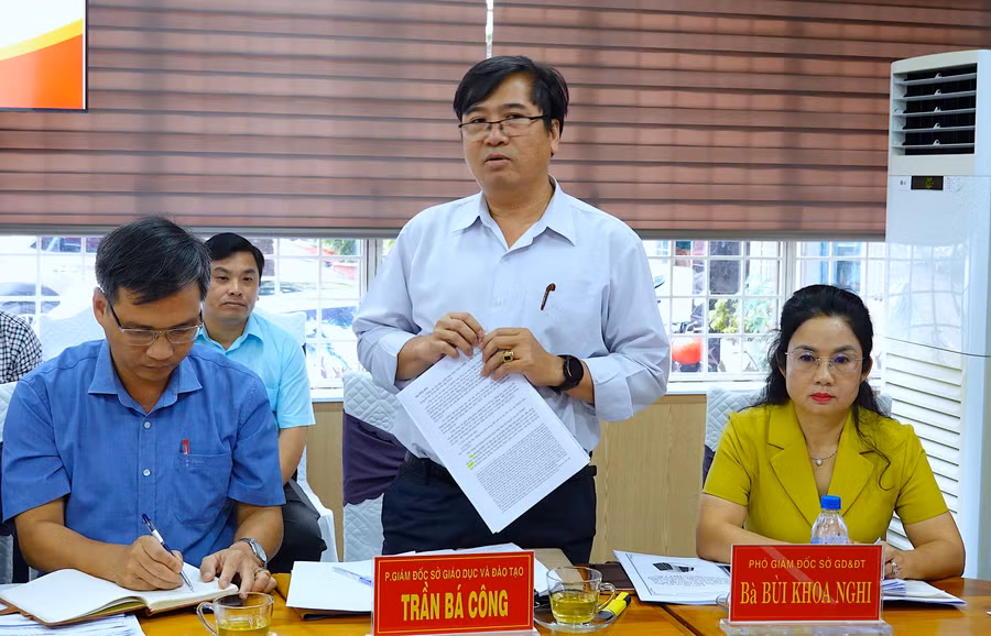 Phó Giám đốc Sở GD-ĐT Trần Bá Công báo cáo những kết quả mà ngành GD-ĐT đã đạt được theo nội dung Đoàn giám sát của Ban Văn hóa-Xã hội HĐND tỉnh yêu cầu. Ảnh: Mộc Trà