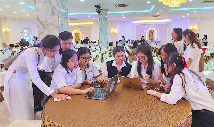 Học sinh chia nhóm thảo luận, thuyết trình theo chủ đề. Ảnh: Mộc Trà