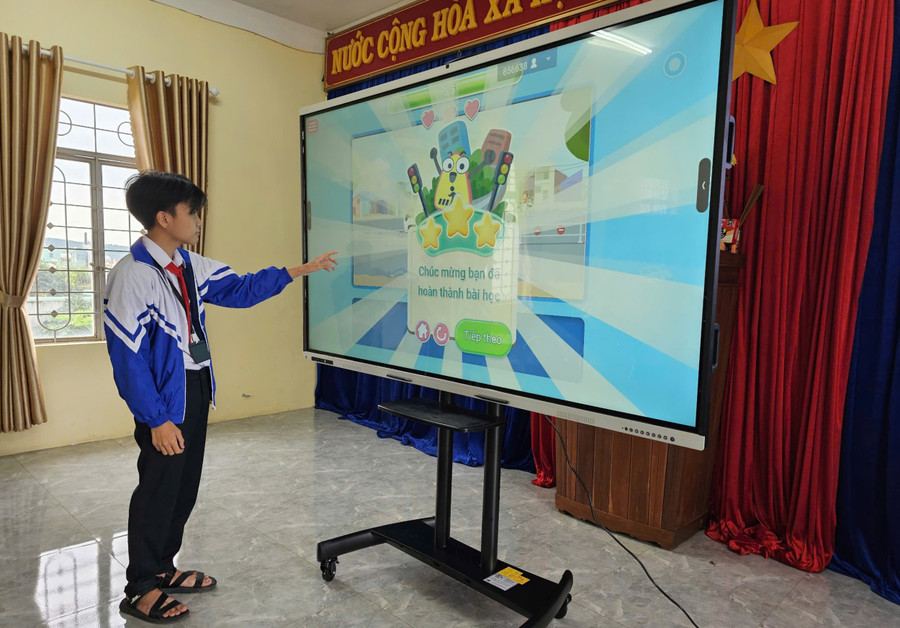 Học sinh Trường THCS Nguyễn Viết Xuân trải nghiệm màn hình tương tác Smart Educational AIO machine. Ảnh: B.B Học sinh Trường THCS Nguyễn Viết Xuân trải nghiệm màn hình tương tác Smart Educational AIO machine. Ảnh: B.B