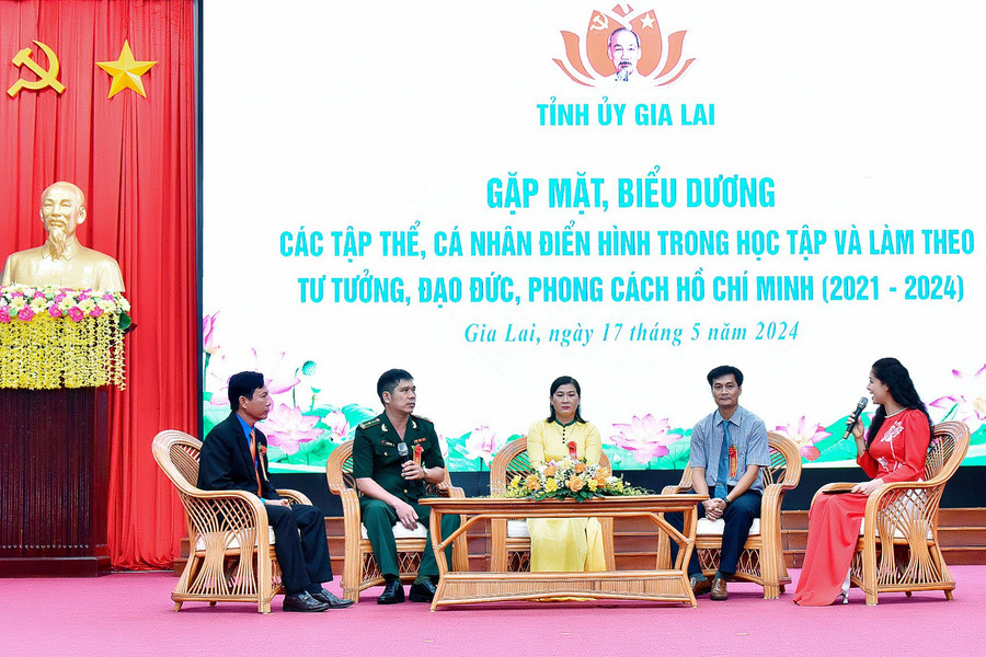 Giao lưu với các cá nhân, tập thể điển hình về học tập và làm theo Bác giai đoạn 2021-2024 tại chương trình. Ảnh: Đ.T