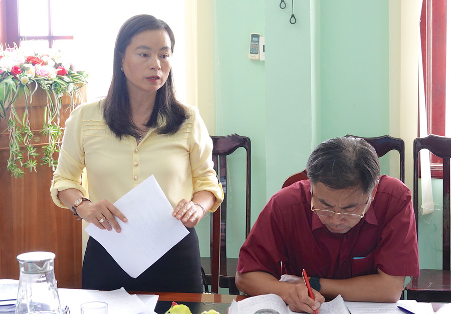 Bà Bùi Thị Thương-Phó Chủ tịch UBND huyện Đak Pơ phát biểu làm rõ các nội dung liên quan tại buổi giám sát. Ảnh: Mộc Trà