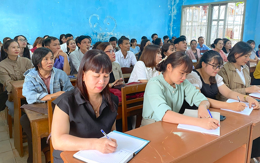 Hội nghị tập huấn có 102 học viên là cán bộ quản lý, giáo viên cốt cán đến từ các trường phổ thông có bậc THCS thuộc 17 phòng GD-ĐT tham gia. Ảnh: Mộc Trà Hội nghị tập huấn có 102 học viên là cán bộ quản lý, giáo viên cốt cán đến từ các trường phổ thông có bậc THCS thuộc 17 phòng GD-ĐT tham gia. Ảnh: Mộc Trà